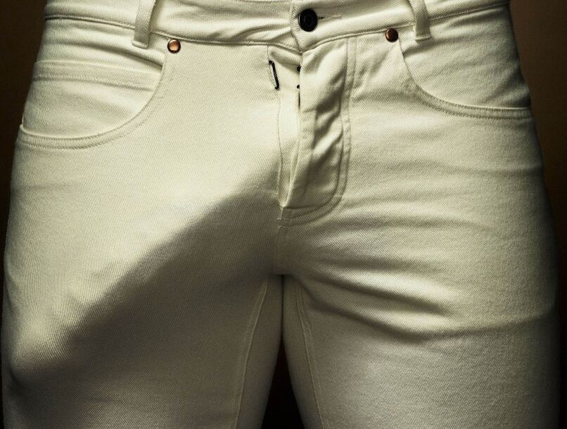 vergréissert Penis an Hosen