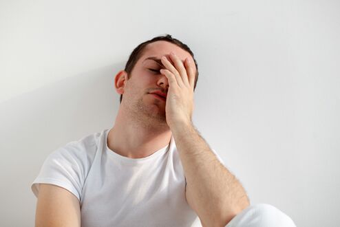 e Mann ass opgeregt iwwer säi klenge Penis, wéi se mat Soda vergréisseren