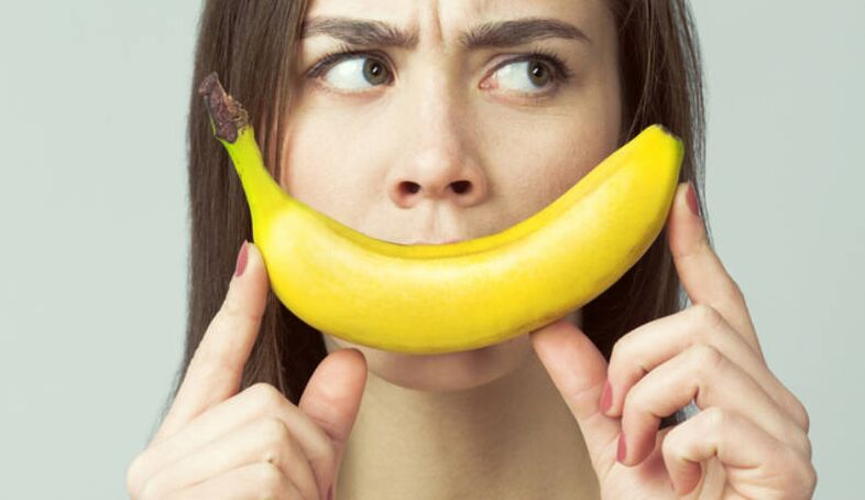 Meedchen mat Bananen imitéiert Penisvergréisserung mat Massage